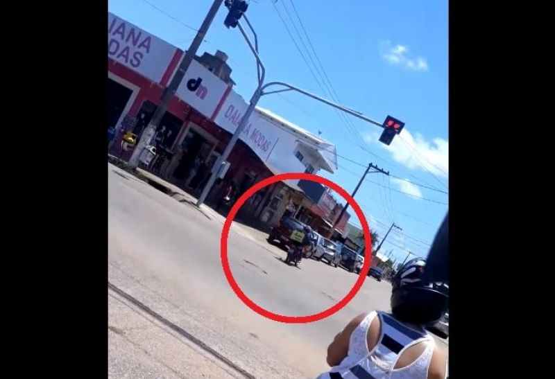 Motoboy sofre queda após furar sinal vermelho e empinar veículo; veja o vídeo