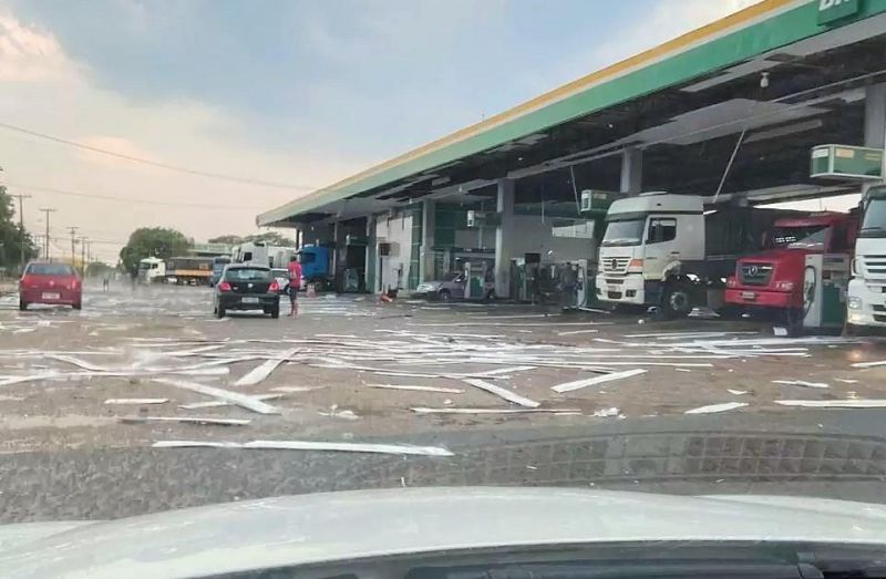 Veja fotos e vídeos: Temporal com granizo causa estrago também em Vilhena Veja fotos e vídeos: Temporal com granizo causa estrago também em Vilhena