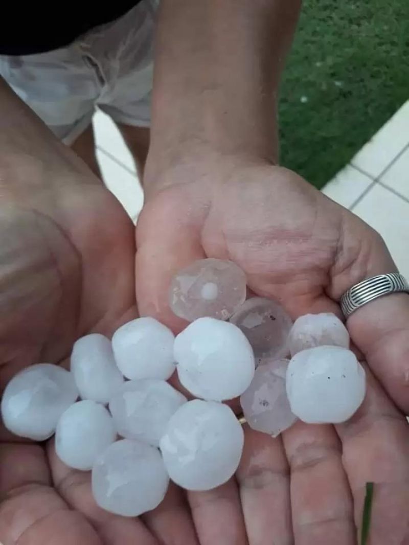 Veja fotos e vídeos: Temporal com granizo causa estrago também em Vilhena Veja fotos e vídeos: Temporal com granizo causa estrago também em Vilhena