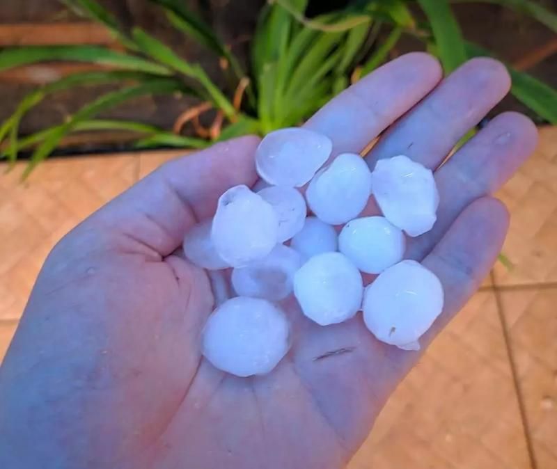 Veja fotos e vídeos: Temporal com granizo causa estrago também em Vilhena Veja fotos e vídeos: Temporal com granizo causa estrago também em Vilhena