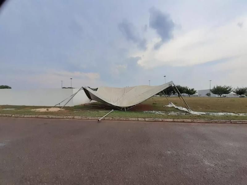 Veja fotos e vídeos: Temporal com granizo causa estrago também em Vilhena Veja fotos e vídeos: Temporal com granizo causa estrago também em Vilhena