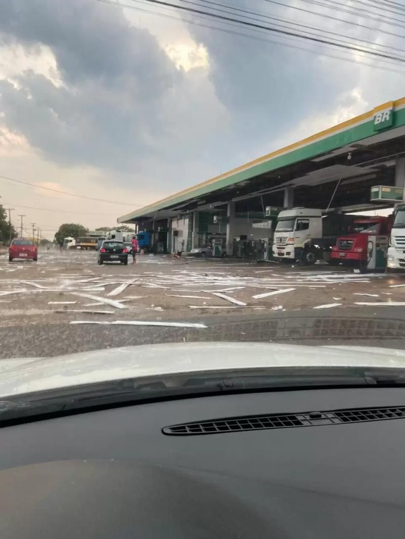 Veja fotos e vídeos: Temporal com granizo causa estrago também em Vilhena Veja fotos e vídeos: Temporal com granizo causa estrago também em Vilhena