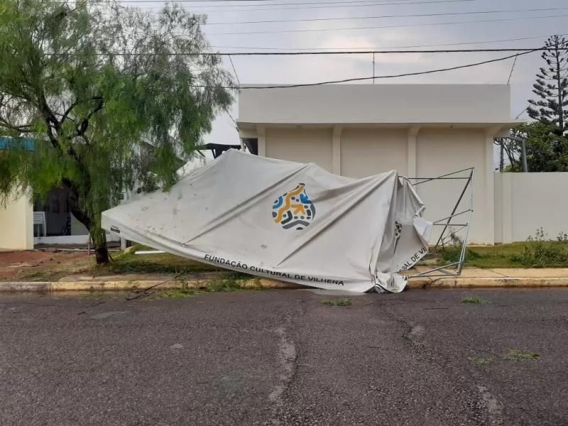 Veja fotos e vídeos: Temporal com granizo causa estrago também em Vilhena Veja fotos e vídeos: Temporal com granizo causa estrago também em Vilhena