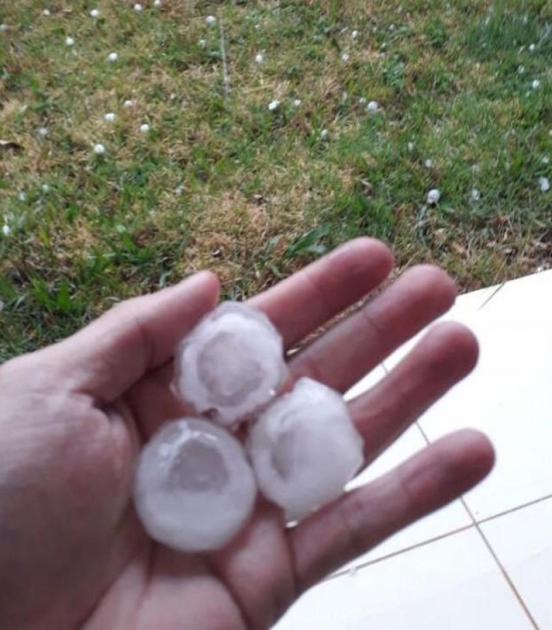 Veja fotos e vídeos: Temporal com granizo causa estrago também em Vilhena Veja fotos e vídeos: Temporal com granizo causa estrago também em Vilhena