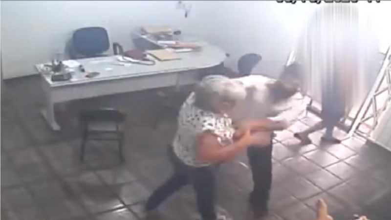 Vídeo mostra advogado agredindo senhora em Porto Velho Vídeo mostra advogado agredindo senhora em Porto Velho