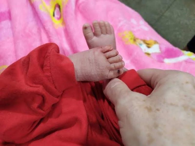 Bebê é deixada sozinha em casa e mãe é presa em bar após denúncia de ex-marido Bebê é deixada sozinha em casa e mãe é presa em bar após denúncia de ex-marido