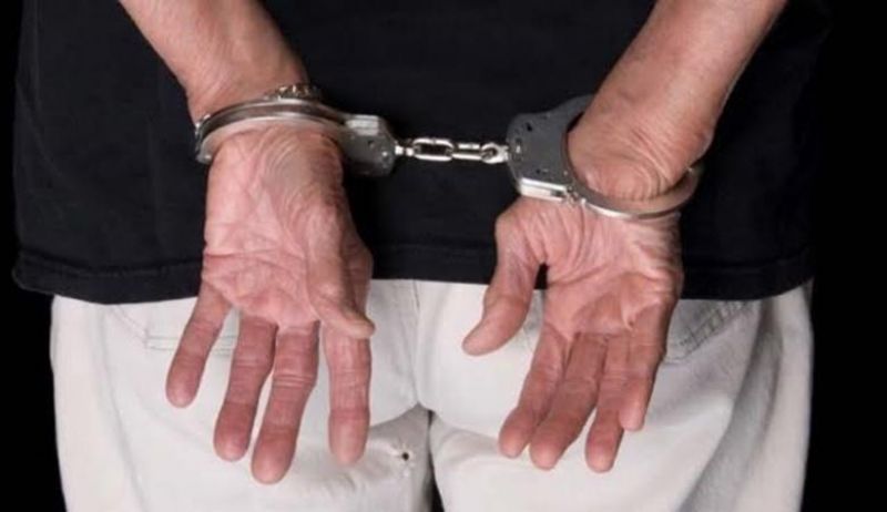 Idoso é preso após passar mão nas nádegas de criança e é defendido pela esposa Idoso é preso após passar mão nas nádegas de criança e é defendido pela esposa