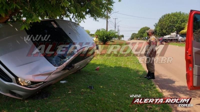 Carro fica suspenso em árvore após colisão em Rolim de Moura