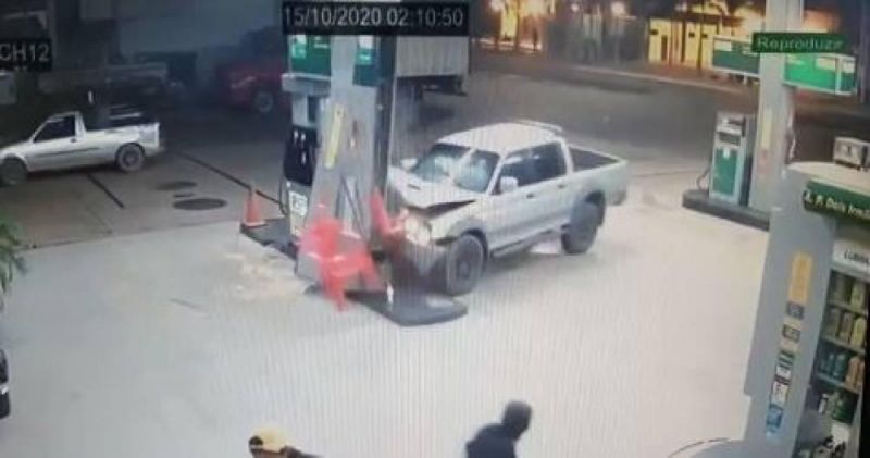 Veja o vídeo: Mulher perde controle de caminhonete e atinge pilar de posto de combustível em Cerejeiras Veja o vídeo: Mulher perde controle de caminhonete e atinge pilar de posto de combustível em Cerejeiras