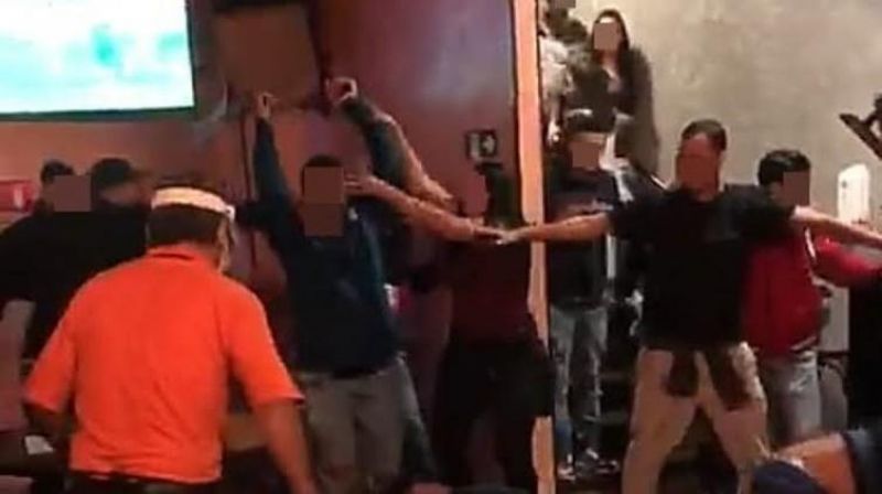 Clientes de bar espancam homem que agrediu ex-mulher que bebia com prima