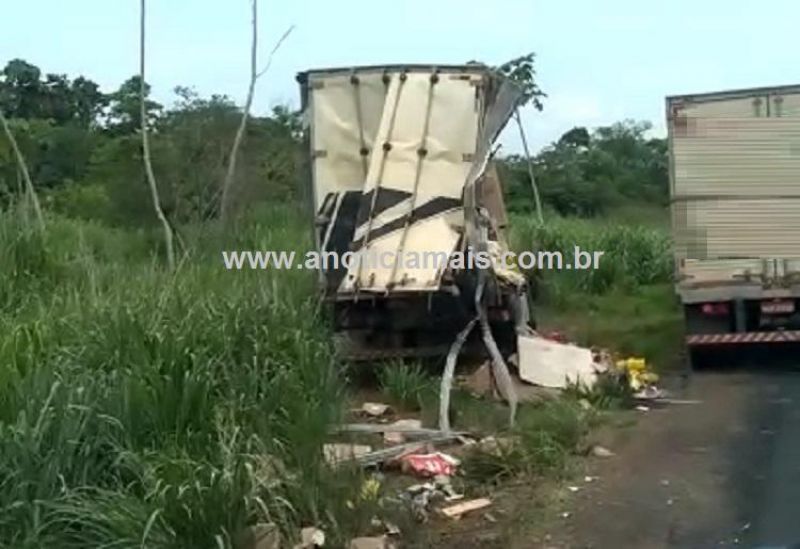 Colisão entre caminhão e carreta bitrem quase termina em tragédia na BR 364 entre Jaru e Ariquemes; Veja o vídeo Colisão entre caminhão e carreta bitrem quase termina em tragédia na BR 364 entre Jaru e Ariquemes; Veja o vídeo