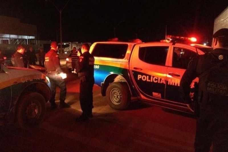 Marido leva surra da mulher ao chegar em casa e encontrar ela bebendo com vizinhos Marido leva surra da mulher ao chegar em casa e encontrar ela bebendo com vizinhos