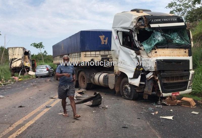 Colisão entre caminhão e carreta bitrem quase termina em tragédia na BR 364 entre Jaru e Ariquemes; Veja o vídeo Colisão entre caminhão e carreta bitrem quase termina em tragédia na BR 364 entre Jaru e Ariquemes; Veja o vídeo