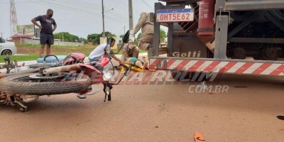 Motociclista é socorrido pelos bombeiros após atingir carreta estacionada, em Rolim de...