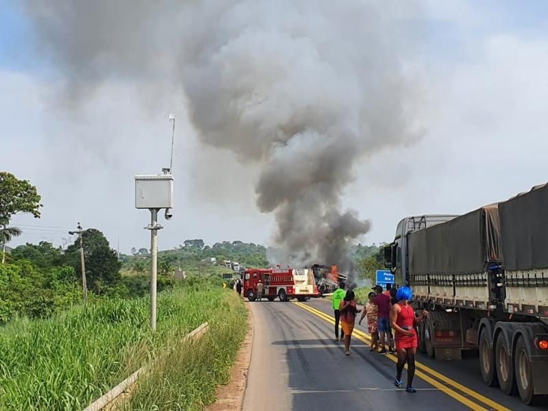 Após colisão, caminhão pega fogo na BR-364 em Ariquemes; veja os vídeos Após colisão, caminhão pega fogo na BR-364 em Ariquemes; veja os vídeos