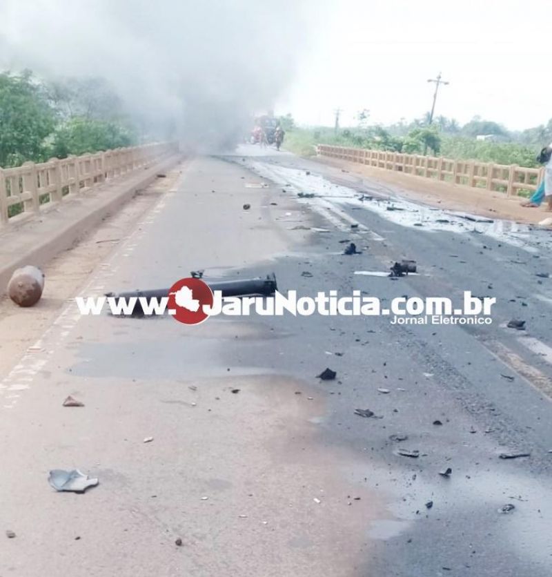 Após colisão, caminhão pega fogo na BR-364 em Ariquemes; veja os vídeos Após colisão, caminhão pega fogo na BR-364 em Ariquemes; veja os vídeos
