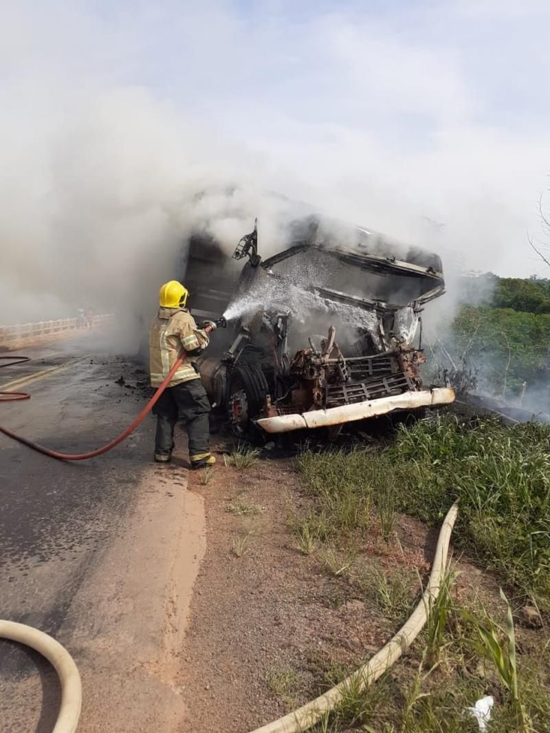 Após colisão, caminhão pega fogo na BR-364 em Ariquemes; veja os vídeos Após colisão, caminhão pega fogo na BR-364 em Ariquemes; veja os vídeos