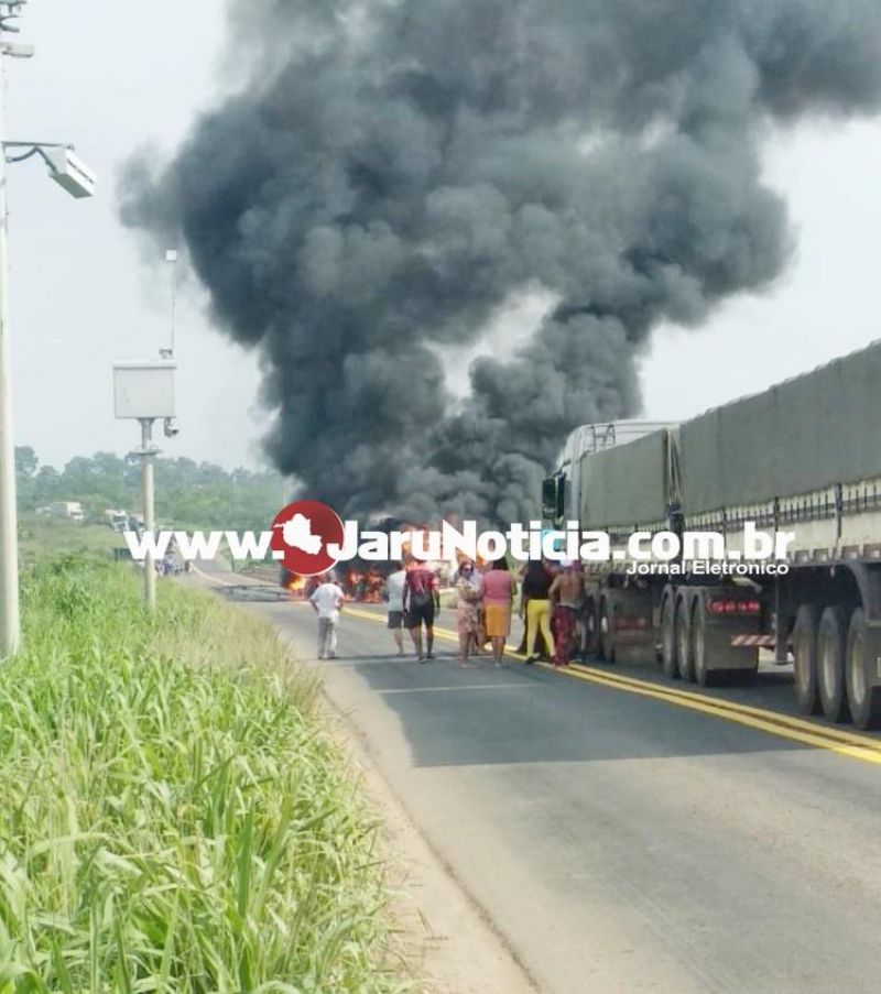Após colisão, caminhão pega fogo na BR-364 em Ariquemes; veja os vídeos Após colisão, caminhão pega fogo na BR-364 em Ariquemes; veja os vídeos