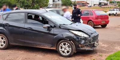 Acidente entre dois carros deixa uma pessoa ferida em Rolim de Moura