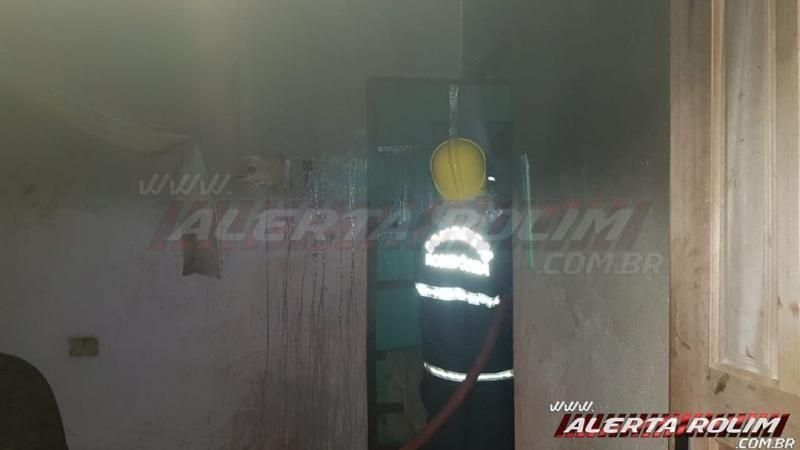 Rápida ação dos Bombeiros evita que casa seja tomada por incêndio em Rolim de Moura Rápida ação dos Bombeiros evita que casa seja tomada por incêndio em Rolim de Moura