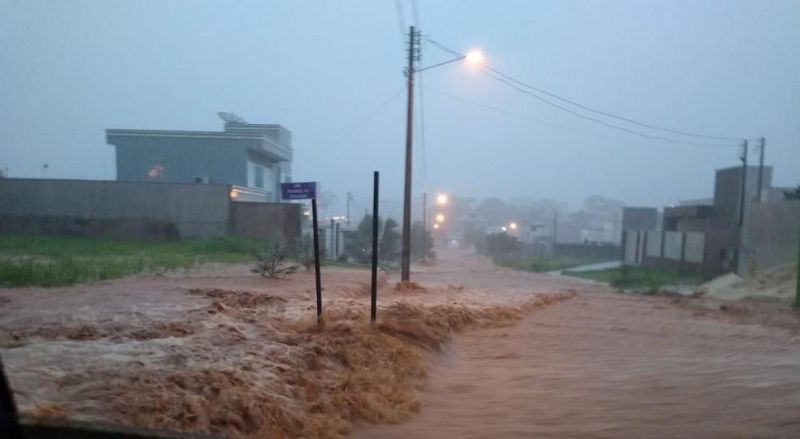 Forte chuva provoca alagamento e deixa famílias desalojadas em Cacoal; veja os vídeos Forte chuva provoca alagamento e deixa famílias desalojadas em Cacoal; veja os vídeos