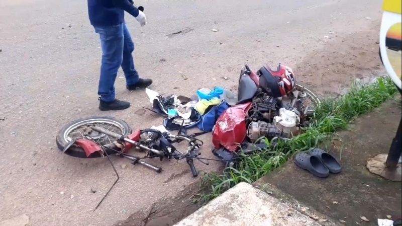 Moto se parte ao meio e motociclista fica em estado grave após violento acidente em Porto Velho; veja o vídeo