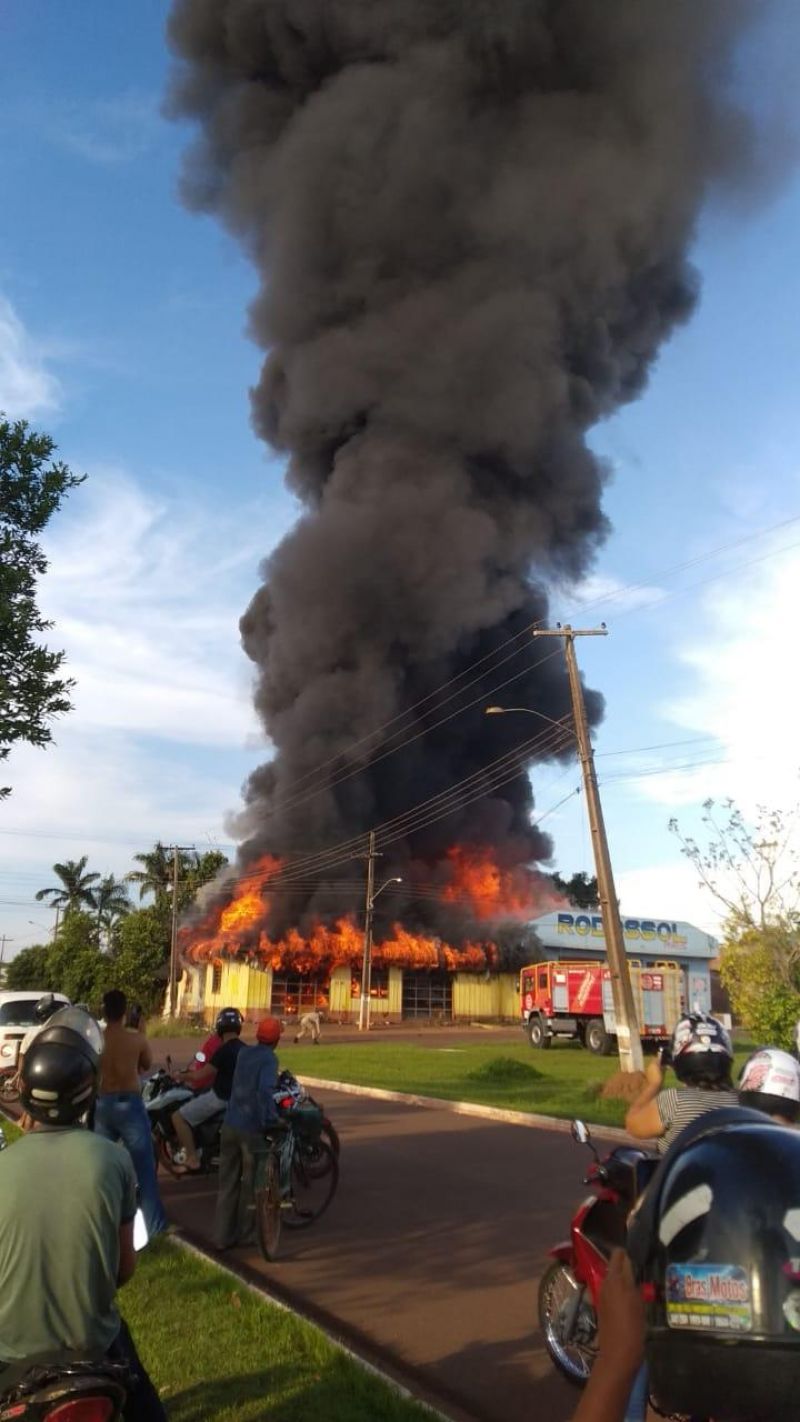 Incêndio de grandes proporções destrói empresas e residência em Rolim de Moura; veja fotos e vídeos