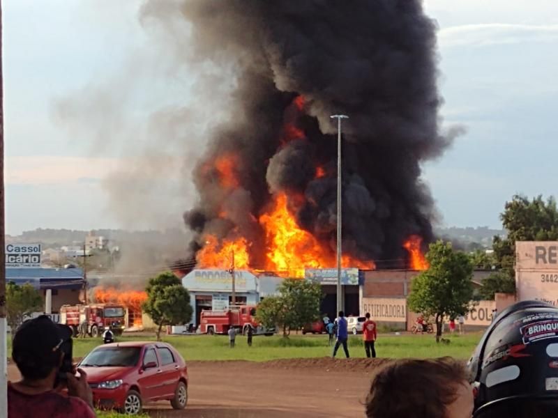 Incêndio de grandes proporções destrói empresas e residência em Rolim de Moura; veja fotos e vídeos