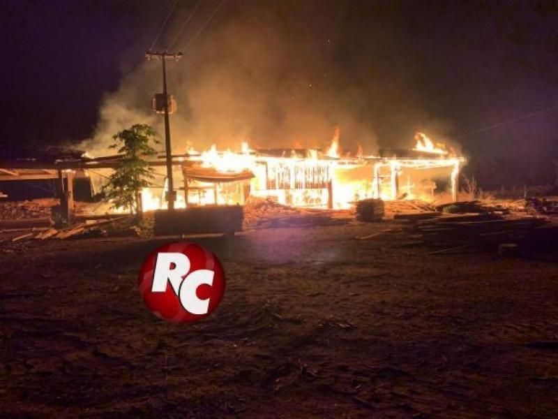 Incêndio destrói parte de uma madeireira, em São Francisco do Guaporé