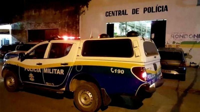 Homem sofre tentativa de homicídio e, em desespero, foge deixando mulher e filhos no carro Homem sofre tentativa de homicídio e, em desespero, foge deixando mulher e filhos no carro