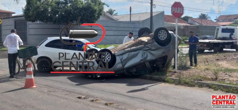 Carro capota após forte colisão em Ji-Paraná Carro capota após forte colisão em Ji-Paraná