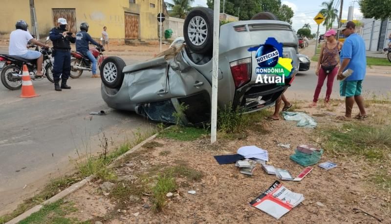 Carro capota após forte colisão em Ji-Paraná Carro capota após forte colisão em Ji-Paraná