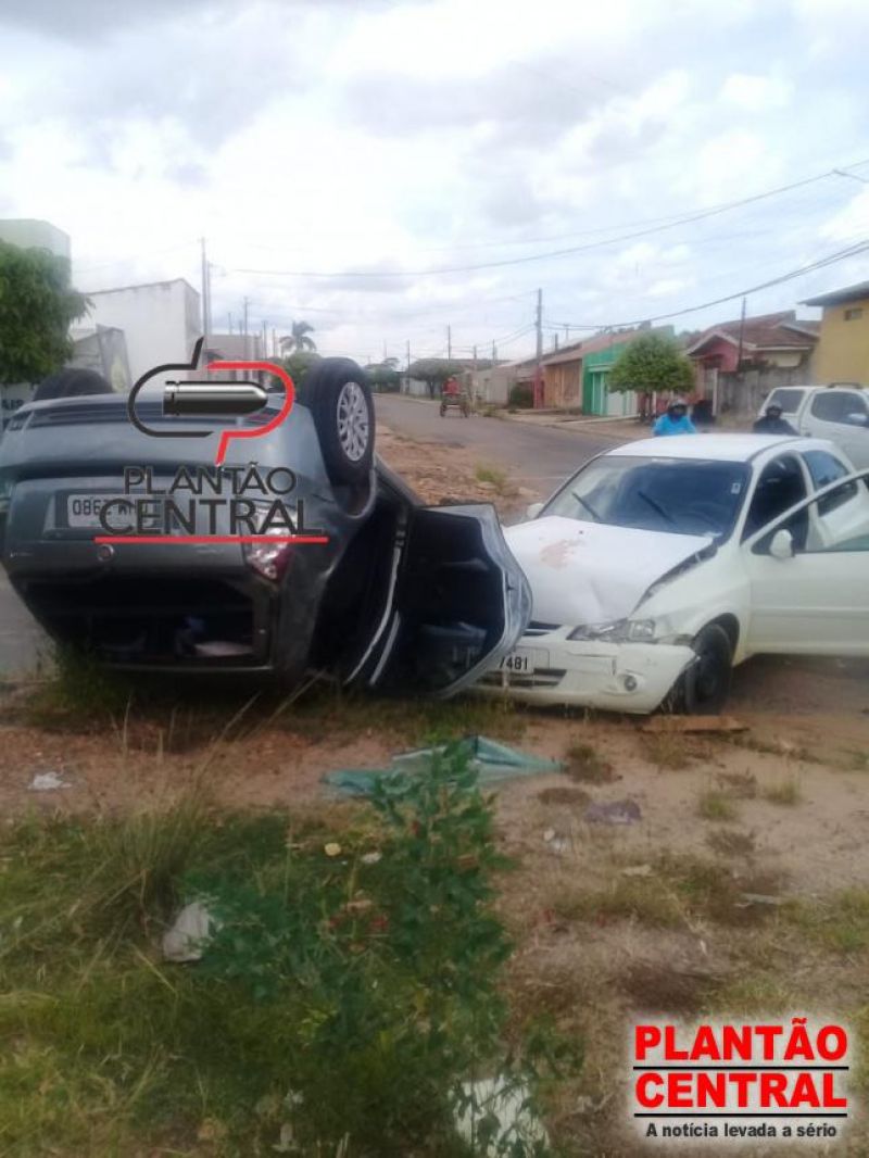 Carro capota após forte colisão em Ji-Paraná Carro capota após forte colisão em Ji-Paraná