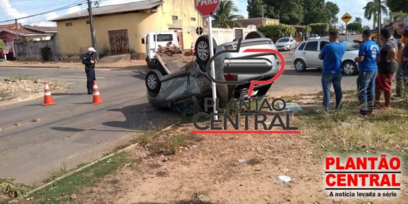 Carro capota após forte colisão em Ji-Paraná Carro capota após forte colisão em Ji-Paraná