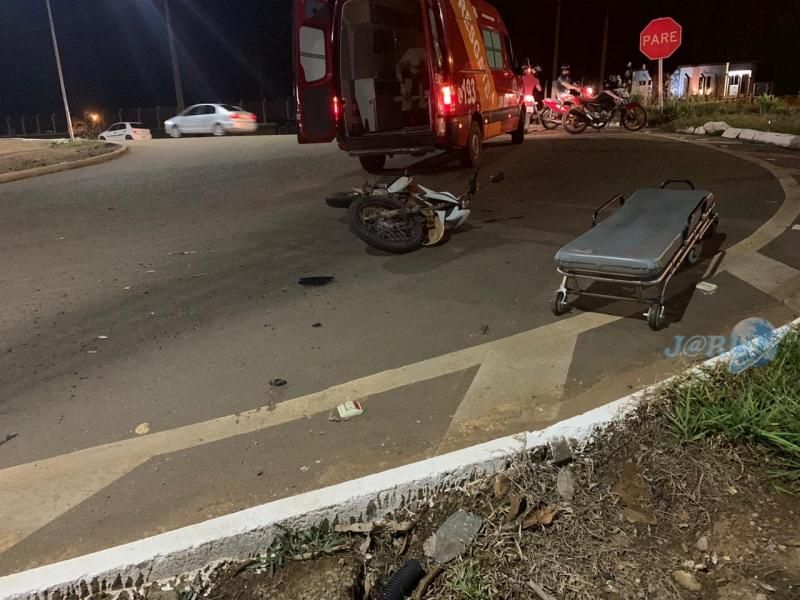Motociclista tem fratura exposta ao colidir contra veículo na BR-364 em Jaru Motociclista tem fratura exposta ao colidir contra veículo na BR-364 em Jaru