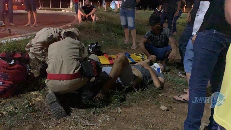 Motociclista tem fratura exposta ao colidir contra veículo na BR-364 em Jaru Motociclista tem fratura exposta ao colidir contra veículo na BR-364 em Jaru