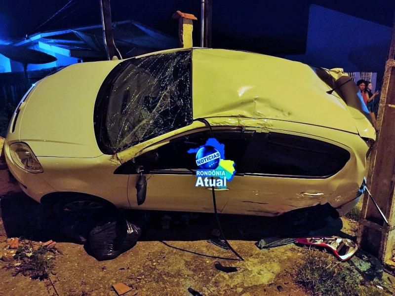 Carro fica suspenso em muro após grave colisão em Ji-Paraná
