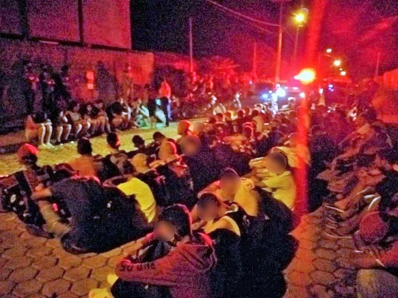 Festa com mais de 200 pessoas é encerrada pela Polícia Militar em Jaru Festa com mais de 200 pessoas é encerrada pela Polícia Militar em Jaru