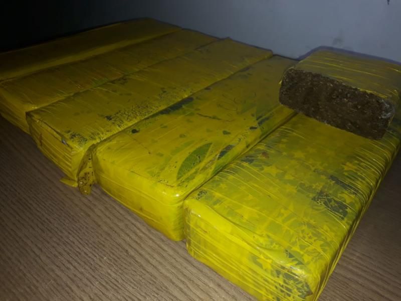 Veículo com placa de Rolim de Moura é abordado pela PM em Ji-Paraná com quase 5Kg de drogas Veículo com placa de Rolim de Moura é abordado pela PM em Ji-Paraná com quase 5Kg de drogas