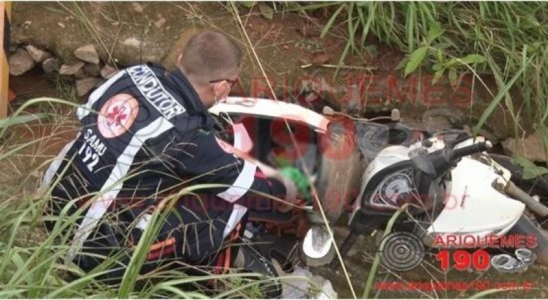 Motociclista morre após cair com moto dentro de vala em Ariquemes Motociclista morre após cair com moto dentro de vala em Ariquemes