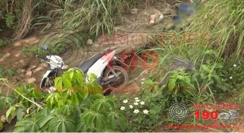Motociclista morre após cair com moto dentro de vala em Ariquemes Motociclista morre após cair com moto dentro de vala em Ariquemes