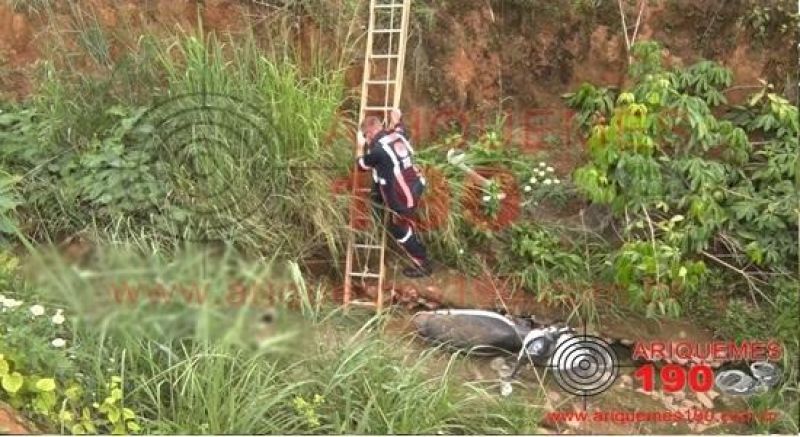 Motociclista morre após cair com moto dentro de vala em Ariquemes Motociclista morre após cair com moto dentro de vala em Ariquemes