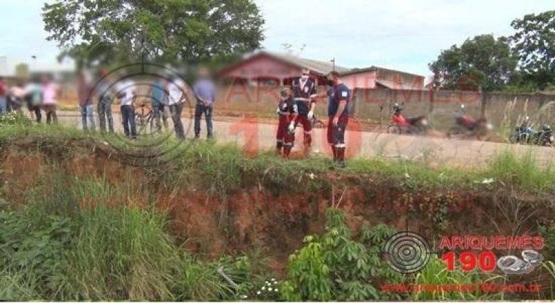 Motociclista morre após cair com moto dentro de vala em Ariquemes Motociclista morre após cair com moto dentro de vala em Ariquemes