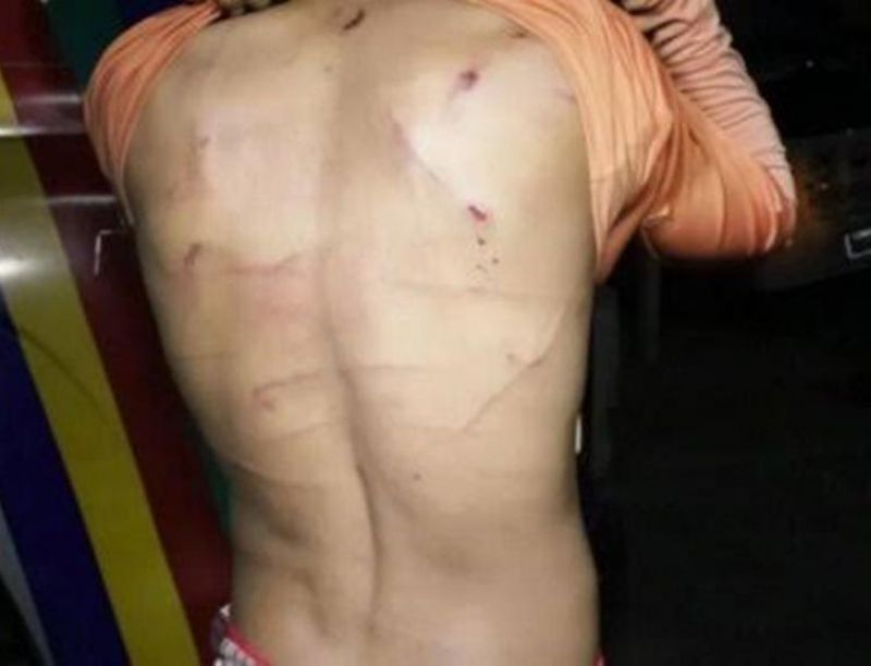 Jovem é acusado de esconder assaltante em casa e leva surra de seis motociclistas Jovem é acusado de esconder assaltante em casa e leva surra de seis motociclistas