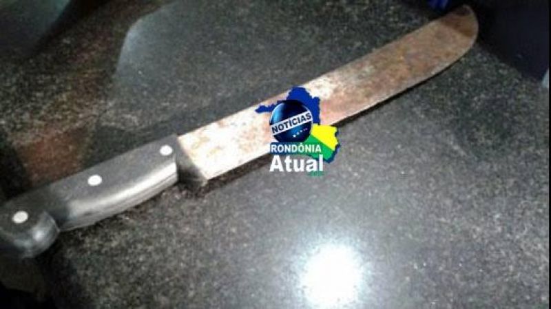 Ji-Paraná: Jovem fica ferido após salvar mãe de padrasto que atacou mulher a golpes de facão enquanto amamentava bebê Ji-Paraná: Jovem fica ferido após salvar mãe de padrasto que atacou mulher a golpes de facão enquanto amamentava bebê