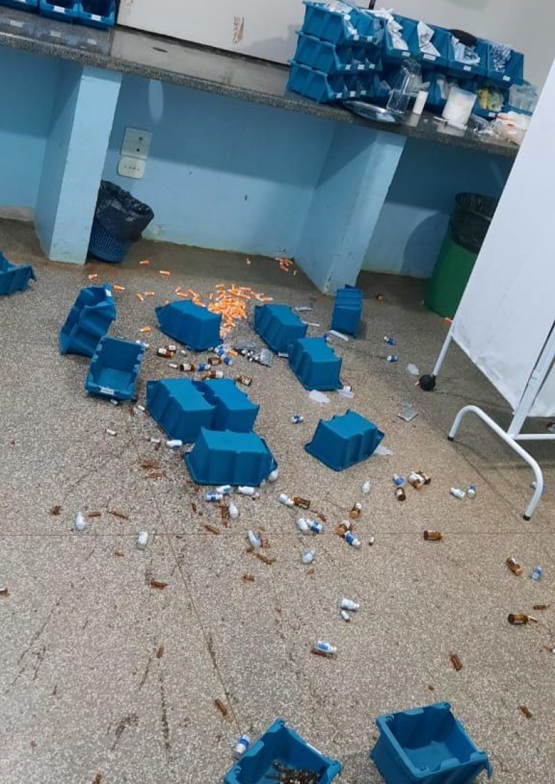 ATUALIZAÇÃO: Mulher surta, causa quebraria e prejuízo e quase agride médico e enfermeiros do Hospital Municipal de Nova Brasilândia; veja o vídeo ATUALIZAÇÃO: Mulher surta, causa quebraria e prejuízo e quase agride médico e enfermeiros do Hospital Municipal de Nova Brasilândia; veja o vídeo