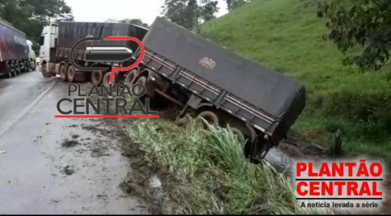 Carreta sai da pista e quase tomba na BR-364 em Jaru; veja o vídeo Carreta sai da pista e quase tomba na BR-364 em Jaru; veja o vídeo