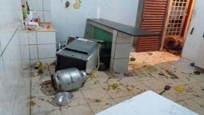 Em tentativa de reconciliação, jovem espanca ex-mulher e destrói apartamento Em tentativa de reconciliação, jovem espanca ex-mulher e destrói apartamento