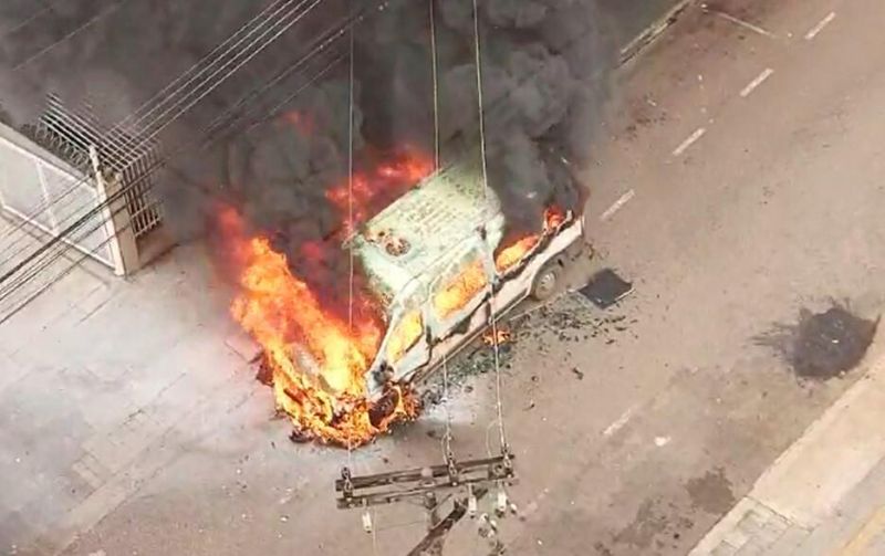 Van que transportava pacientes pega fogo no centro de Porto Velho; veja o vídeo Van que transportava pacientes pega fogo no centro de Porto Velho; veja o vídeo