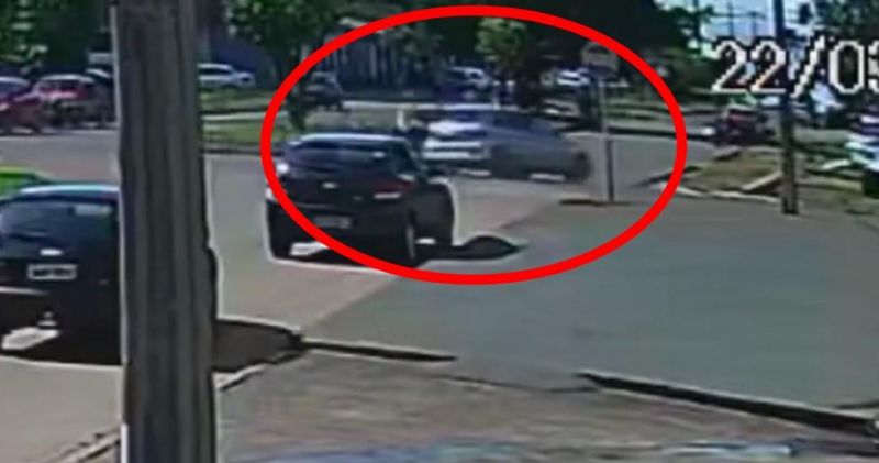 Acidente entre moto e carro é registrado entre moto e carro é registrado no centro de Rolim de Moura Acidente entre moto e carro é registrado entre moto e carro é registrado no centro de Rolim de Moura